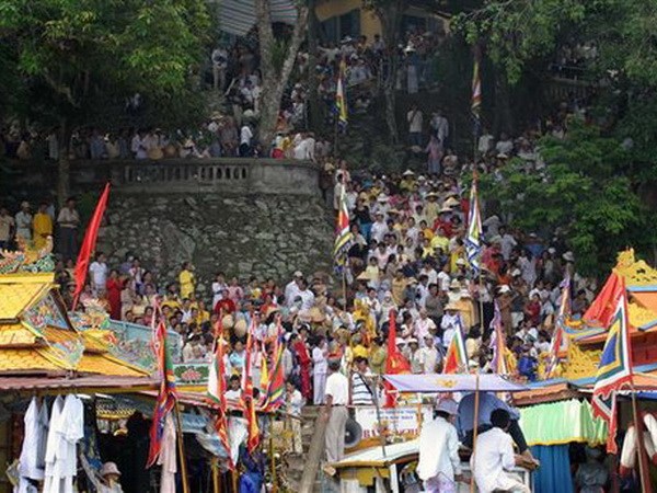 Thua Thien Hue province: thousands of tourists attend Hon Chen festival